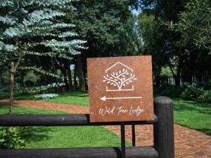 un cartello su una panchina in un parco di Wild Tree Lodge a Benoni