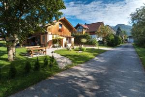 eine Straße vor einem Haus in der Unterkunft Casa Emmi in Bad Mitterndorf