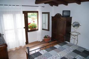 a bedroom with a bed and a window at La Baita Baretana in Barete