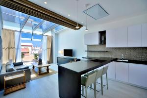 El Armador Casa Palacio by Luxury Suites Cádiz的厨房或小厨房