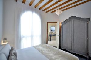 El Armador Casa Palacio by Luxury Suites Cádiz客房内的一张或多张床位