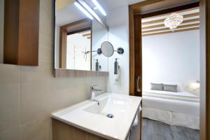 El Armador Casa Palacio by Luxury Suites Cádiz客房内的一张或多张床位