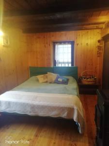 una camera da letto con un letto in una stanza con una finestra di Ranch Dei Salassi Residence a Lillianes