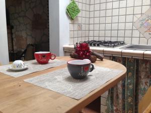 a kitchen counter with two cups on a table at La Baita Baretana in Barete