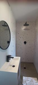 een badkamer met een witte wastafel en een spiegel bij NEW BOSTON in Bellville +26 foto's