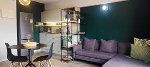 een woonkamer met een bank en een tafel bij NEW BOSTON in Bellville