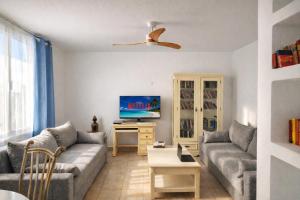 a living room with a couch and a tv at Azahara Beach in Arona