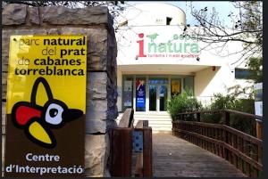a store with a sign in front of a building at Apartamento en playa de Torrenostra in Torrenostra