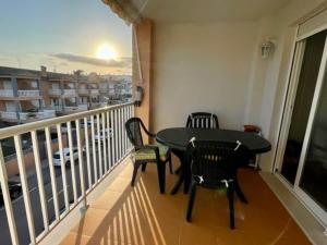 a balcony with a table and chairs on a balcony at Apartamento en playa de Torrenostra in Torrenostra