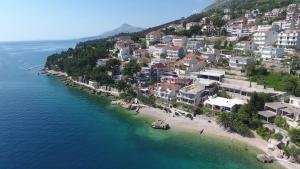 een luchtfoto van een resort aan een strand bij Apartments Rose in Celina +7 foto's