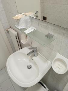 un bagno bianco con lavandino e WC di Hotel Sanmicheli a Verona