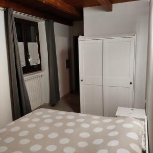 una camera da letto con un letto, un armadio e una finestra di Il Rifugio di Farinella a Putignano
