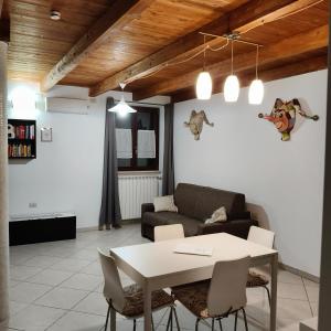 un soggiorno con un tavolo e un divano di Il Rifugio di Farinella a Putignano