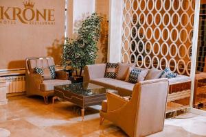 una hall con sedie, divano e tavolo di Krone Hotel & Restaurant a Baku