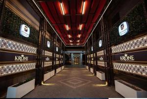 un corridoio in un edificio con un cartello sopra di Krone Hotel & Restaurant a Baku
