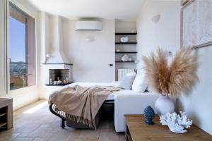 En eller flere senge i et værelse på Villa Silvia Apartment - Private Pool + 49 billeder