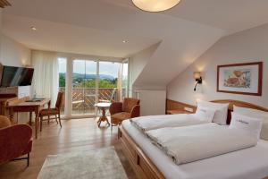 una camera d'albergo con un letto e un balcone di Garden & SPA Hotel Das Götzfried a Ratisbona