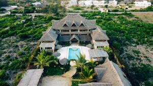 una vista aerea di una casa su una collina di Ocean zuri villa a Watamu
