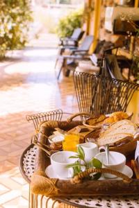 un tavolo con cesti di cibo e bevande di Hostería Casa de Campo a Chascomús