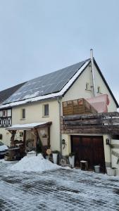una casa con pannelli solari sul tetto di Ferienwohnung Sonnenaufgang a Penig
