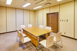 a conference room with a wooden table and chairs at Shiki Resorts Kusatsu Saisonnier in Kusatsu