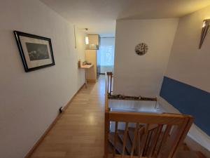 ein Zimmer mit einem Flur mit Tisch und Stühlen in der Unterkunft Ferienwohnung Schöne Ecke in Wernigerode