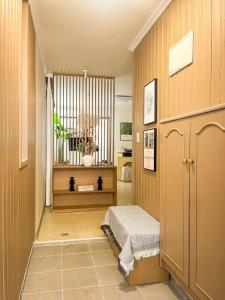 a room with a hallway with a bed and a window at 스테이 느릿 in Seoul