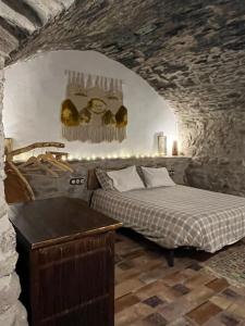 a bedroom with a bed in a stone room at Casa de piedra Siglo XVIII in Badaín