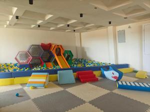 een kinderspeelkamer met kleurrijke stoelen en ballen bij Seaside Serenity at Sandy Shore in Kikambala