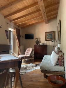 a living room with a couch and a table at Via Col Tempo in Pigna