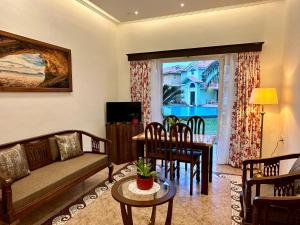 un soggiorno con un divano e un tavolo di Villa Marina -By The Beach Goa a Benaulim