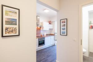 een keuken met witte kasten en een fornuis bij Villa Marin Wohnung 04 in Zinnowitz