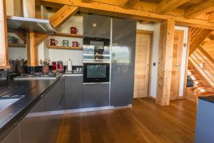 Køkken eller tekøkken på Modern Chalet Near Megève With Somptuous Views