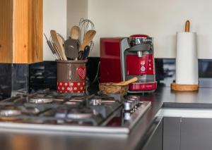 Køkken eller tekøkken på Modern Chalet Near Megève With Somptuous Views + 31 billeder