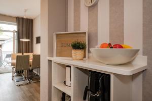 a bowl of fruit on a counter in a kitchen at Villa Marin, Wohnung 14 in Zinnowitz
