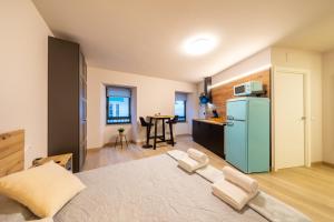 een keuken met een groene koelkast en een tafel bij Apartamentos muralla de Lugo in Lugo