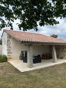 una piccola casa in pietra con tetto rosso di Aux portes du Sidobre a Noailhac