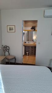 una camera con letto e una cucina con lavandino di eurl l'ABRICOTIER a Saint-Macaire