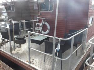 a room with a room with chairs and a table at Kleines Hausboot - ideal für Ihren Angelurlaub! in Lychen +1 photo