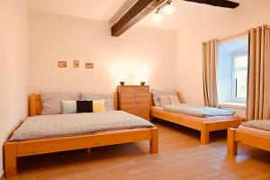 a bedroom with two beds and a window at Chalupa U lípy in Horní Bělá
