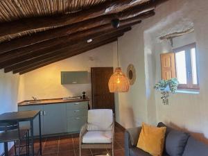 a living room with a couch and a kitchen at B&B Sol y Monte in Alora