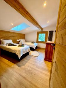 een slaapkamer met twee bedden en een raam bij The Castle, 10 Bedroom Chalet, Chamonix Centre in Chamonix-Mont-Blanc