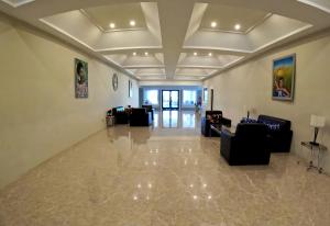 Lobi atau kawasan kaunter penerimaan di Royal Ambassador Hotel +18 gambar