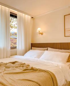 a bedroom with a large bed with a window at 스테이 느릿 in Seoul
