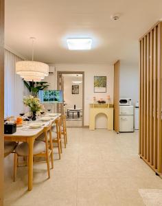 a dining room and kitchen with a table and chairs at 스테이 느릿 in Seoul