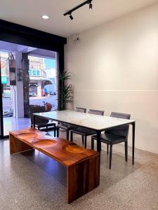 een eetkamer met een tafel en stoelen bij Jian Guo Hotel in Pingtung City