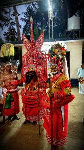 坎努尔Seawind的几个人站在一座雕像旁边。