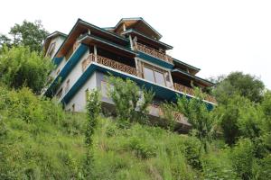 a house on top of a hill at Maverick HomeStay in Baragrān