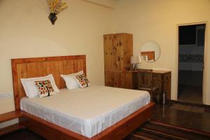 a bedroom with a bed and a table and a mirror at Maverick HomeStay in Baragrān