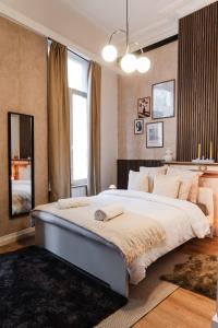 een slaapkamer met een groot bed en een groot raam bij 3 Stylish Studios at a Great Location in Gent in Gent